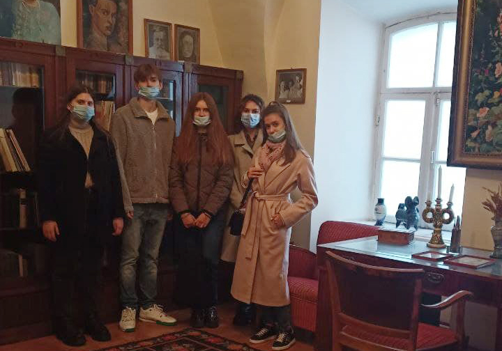 Екскурсія до музею літератури та мистецтв України